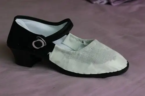 亲人去世后儿女们穿孝鞋的讲究