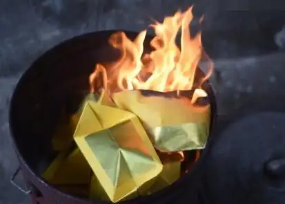 因房屋纠纷男子烧纸钱诅咒亲兄弟 侄儿将其砍伤逃亡8年