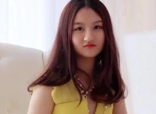 她6岁被成龙抱着上春晚,却因长相被骂退圈出国,如今她长什么样