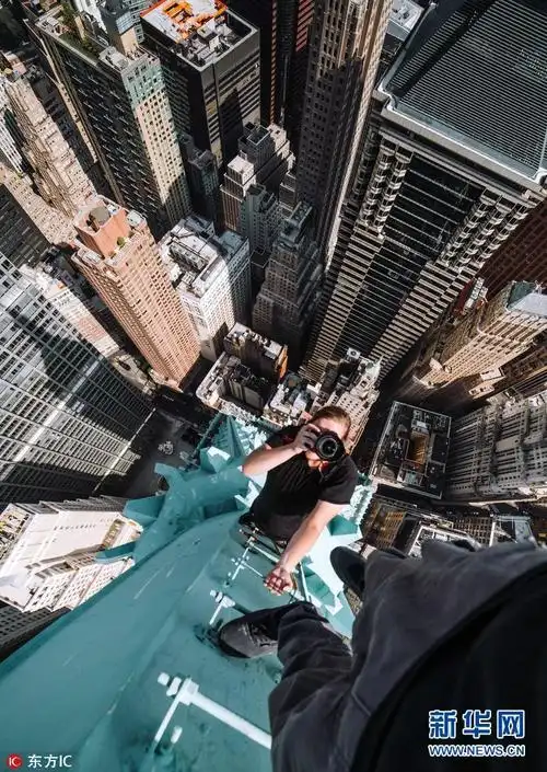 拍照玩命找角度摄影师纽约上空俯拍震撼美景