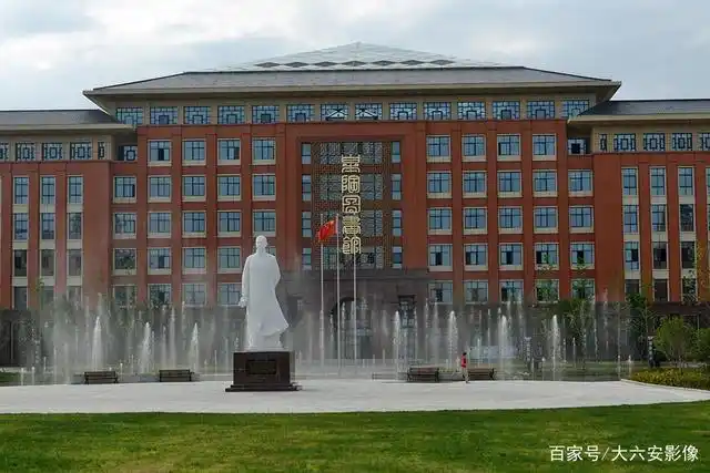 2022年6月10日,无人机拍摄的安徽省六安市第一中学新校区山水相映