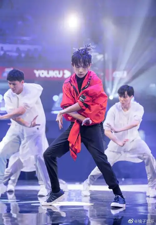 易烊千玺易燃装置聚餐