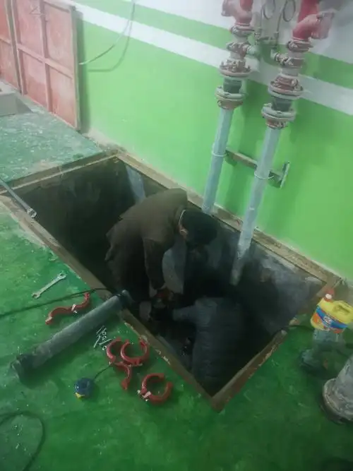 地下室污水泵安装,2人