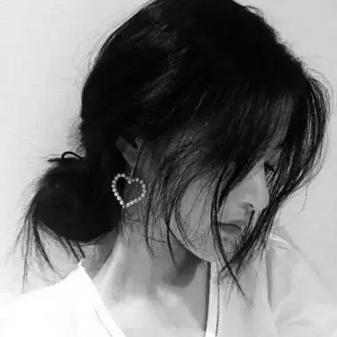 伤感高冷真人黑白女生头像