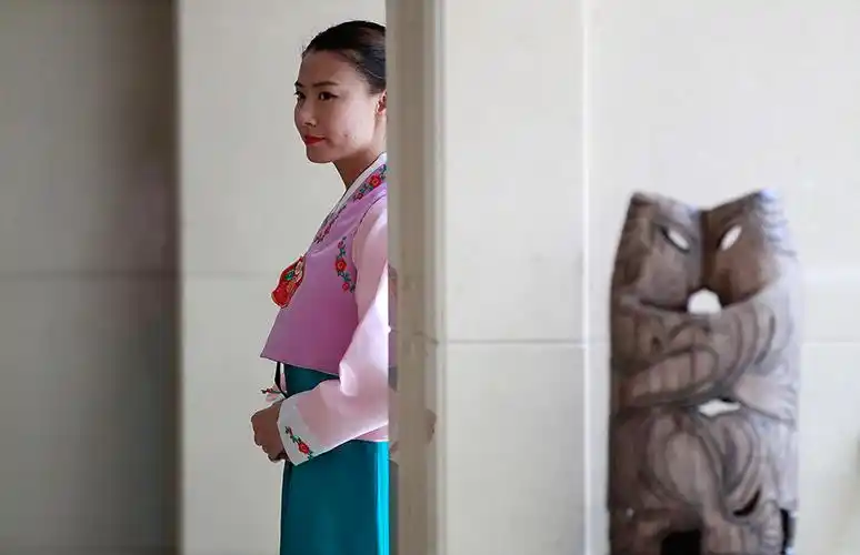 7月21日,一名身着朝鲜族民族服饰的礼仪小姐在发布厅外.