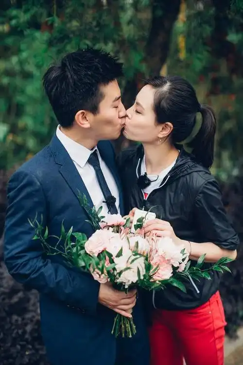 吴敏霞婚纱照跳水女皇长恋8年终于结婚幸福满满