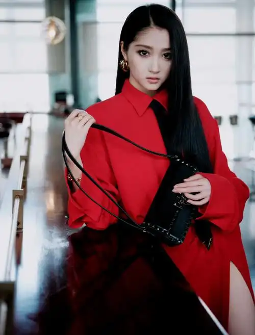 关晓彤高开叉红裙#关晓彤最新品牌活动,黑长直造型闪片烟熏妆,红色