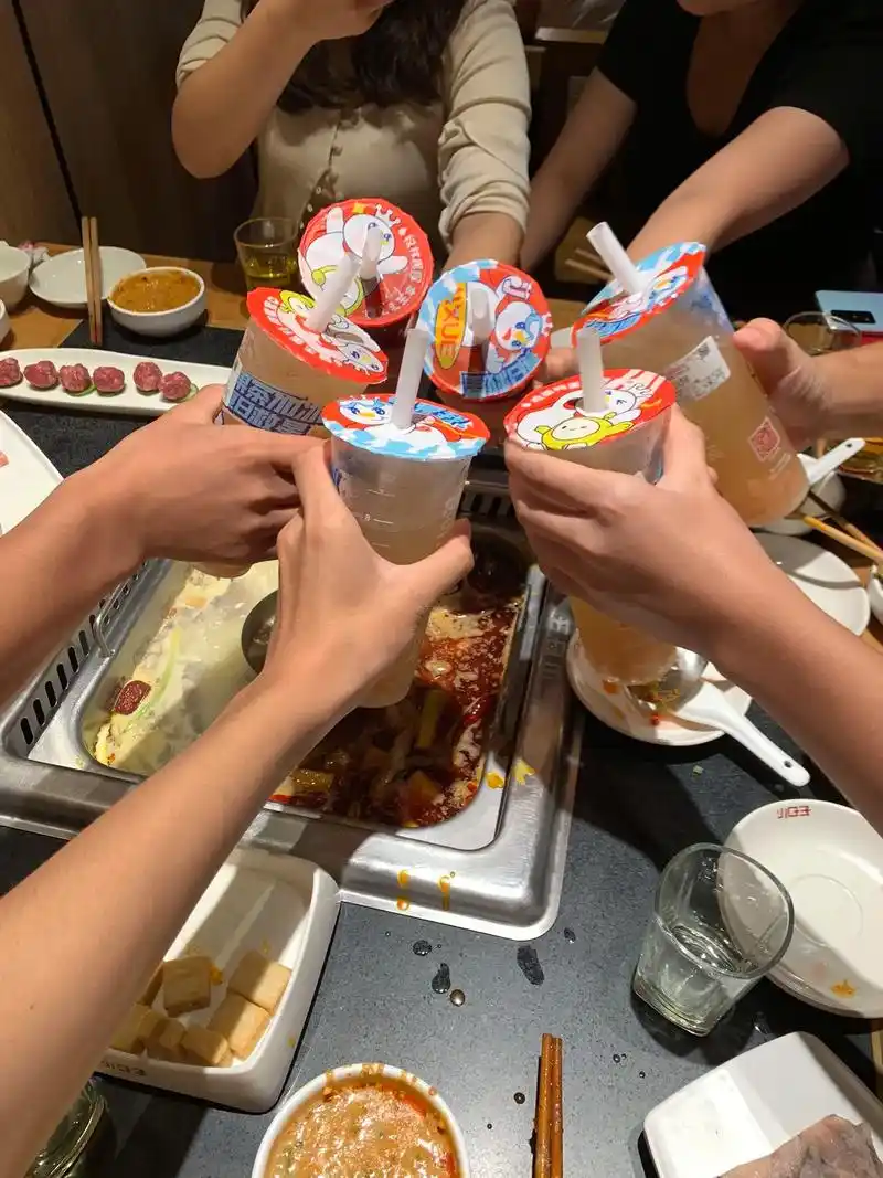 好朋友就是要在一起吃很多东西 #碰杯仪式 #一起吃火锅 #干 - 抖音