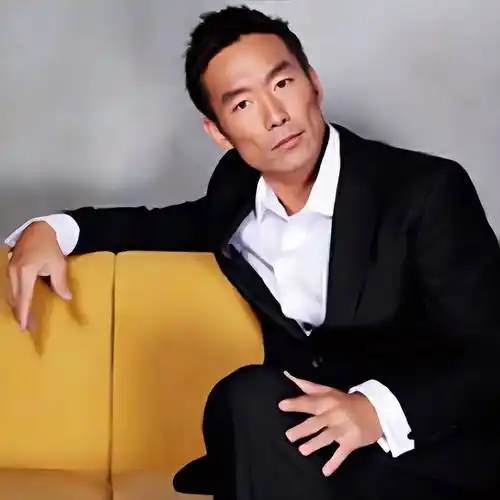 香港知名男星无家可归住宾馆,妻子婚内出轨,离婚后人财两空_郑浩南