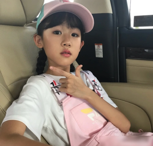 终于明白啥叫"开挂式"颜值,看到陆毅女儿自拍,美到不敢认!