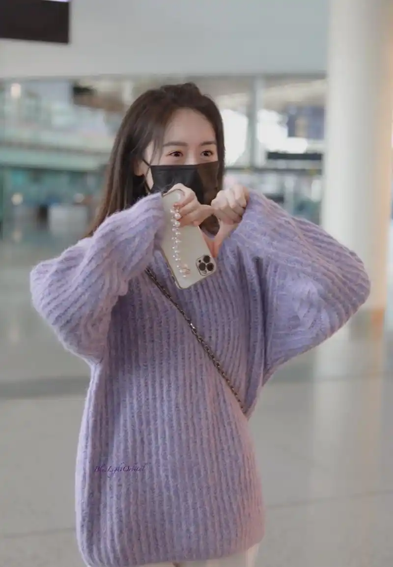 袁冰妍今日机场造型饭拍,甜美的明媚少女