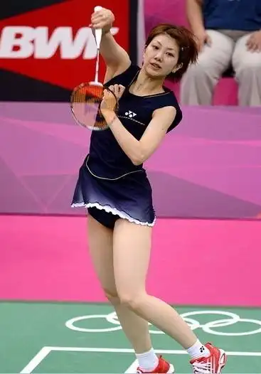 日本女羽齐p短裙频走光潮田玲子露底裤