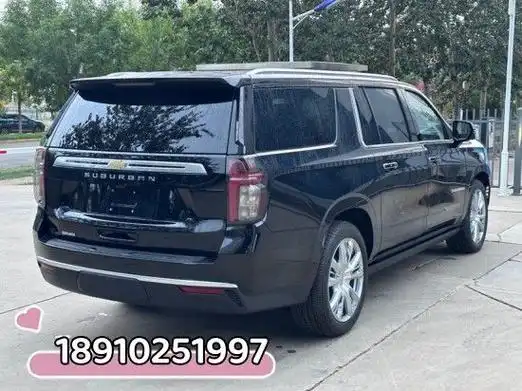 雪佛兰萨博班外观造型设计还是以方正风格为主,车头横纹镀铬进气格栅