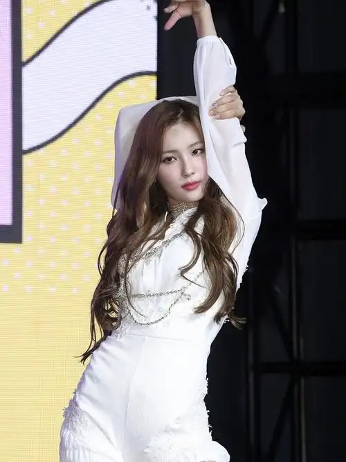 韩国女星金昭熙回归舞台表演,黑白天使性感撩人