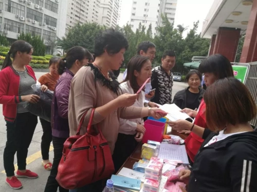 不是有害或厨余;荧光灯管是有毒垃圾,玻璃是可回收垃圾;瓜子壳属于