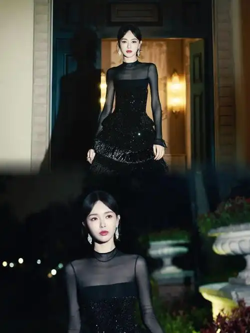 星光抹胸裙#@唐嫣今天发布一黑一白两组造型大片,白色宝石蕾丝抹胸裙