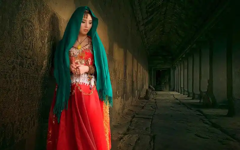 红衣飘飘的性感楼兰姑娘