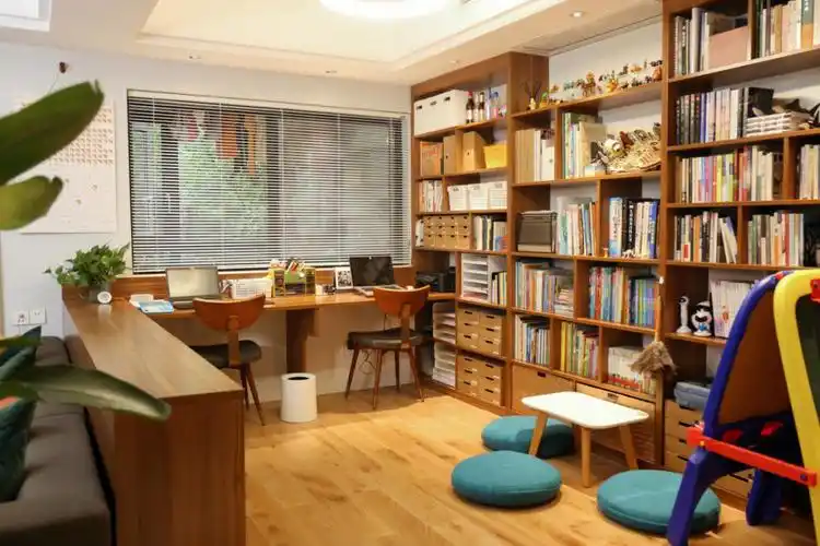 多功能空间客厅改书桌舒适颜值两不误