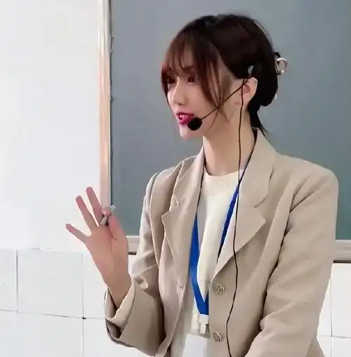 上海一高校女教师火了,五官精致着装时尚,男生女生争抢去上课