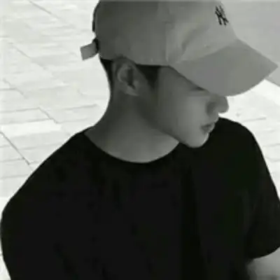 韩国男生戴帽子头像 黑白时尚有个性
