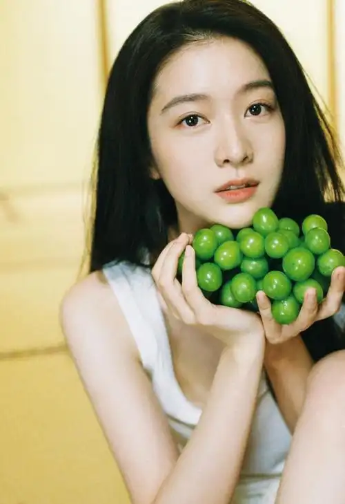 张雪迎夏日白色背心小清新私服写真组图__财经头条