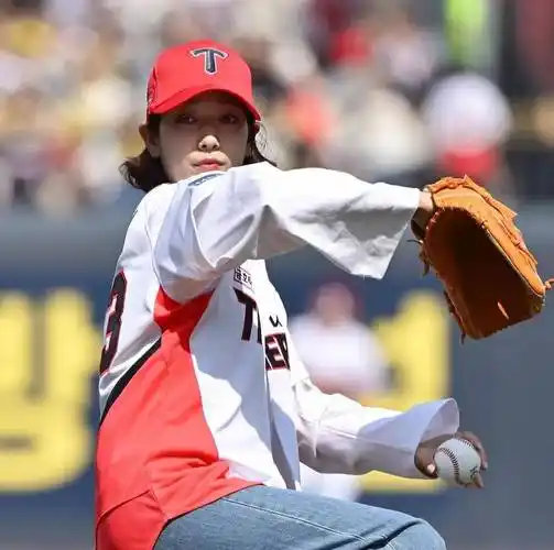 朴信惠为棒球开球,短发造型太显老,不仅颈纹明显还有双下巴