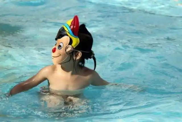 小女孩光膀子合适吗?