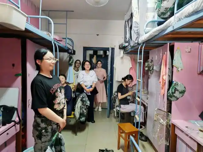 我院领导下寝开展安全教育-萍乡学院人文与传媒学院