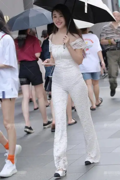 美女街拍时尚女生一袭白色连体裤简约修身又时尚抢镜美的清新有魅力