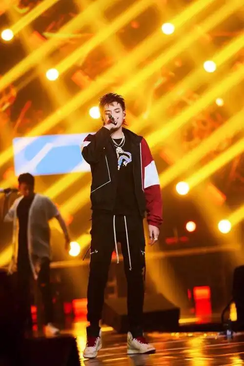 吴亦凡上脚aj1球鞋圈瞬息万变,我们不知道今年的趋势又是如何,但是