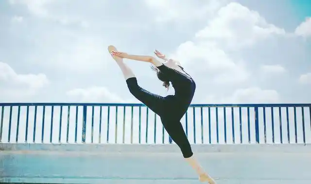 19舞蹈系女神天台跳舞柔韧度惊人这样的一字马如此美丽