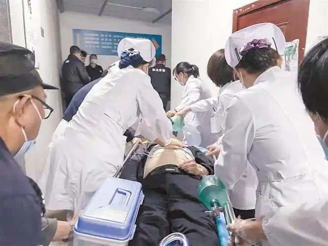 打开生命绿色通道 医护合力抢救门诊重症患者_新浪财经_新浪网