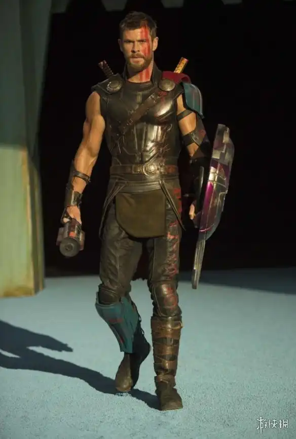 雷神3新剧照洛基神情魅惑刽子手史克奇亮相