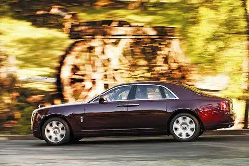 恺崇斗富宾利欧陆对比劳斯莱斯古思特图2