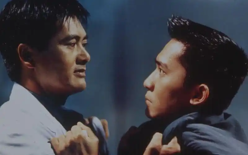 香港警匪片经典之作,周润发遇上梁朝伟,从死敌到惺惺相惜!