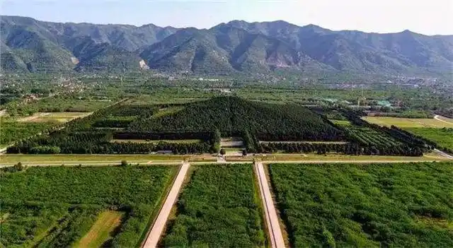 在我国古代风水学中,龙脉被认为是风水宝地,许多帝王,或者有巨大历史