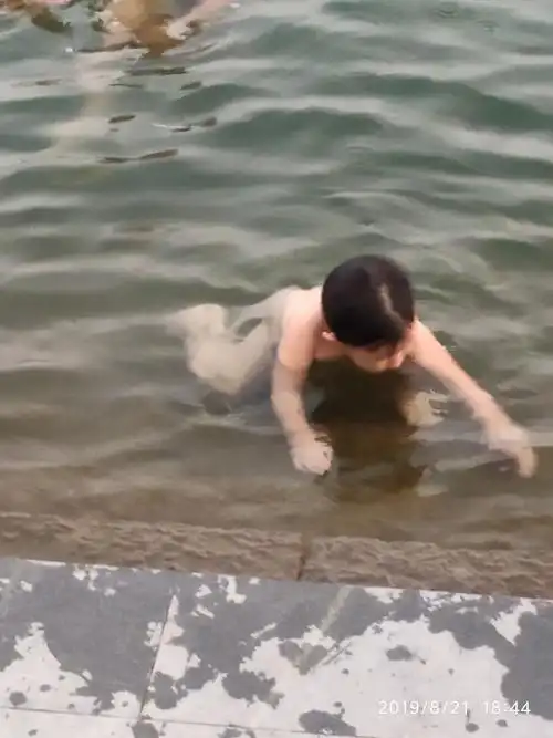 光着小屁溜的孩子.