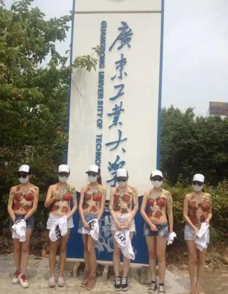 女大学生半裸脱衣抗议疑炒作:不是大学生是模特