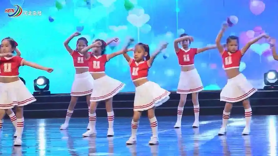 04:38  来源:好看视频-咕力咕力舞蹈学堂:快乐的一家 六一儿童节舞