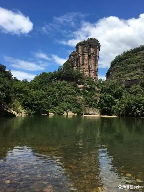 闽中奇峰于武夷山.闽中秀水于九曲溪.