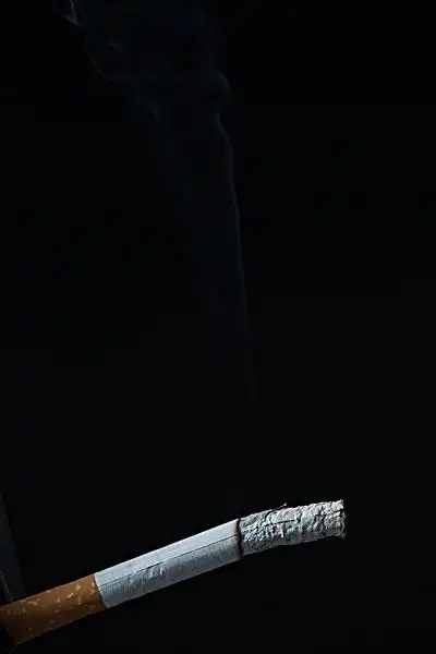 香烟点燃图片伤感抽香烟图片伤感