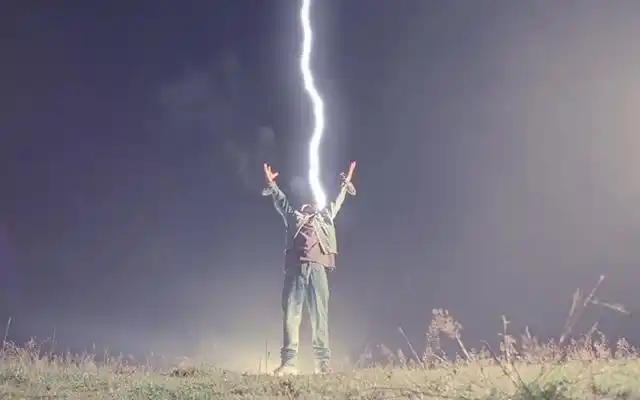 隔着屏幕被吓尿!拍闪电却拍到闪电劈向自己,这是什么神仙操作?