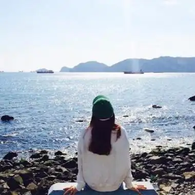 女生面向大海背影头像 高清好看的海边头像女背影