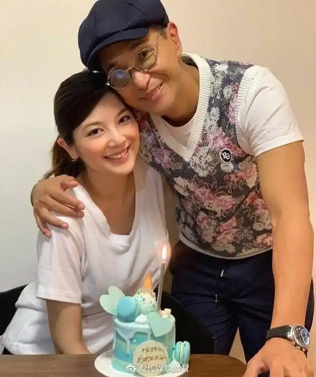 香港艺人陈展鹏和单文柔在社交网晒出一家三口全家福,透露爱女"小猪比