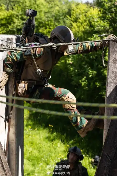 比利时特种部队狙击手正在进行越障科目