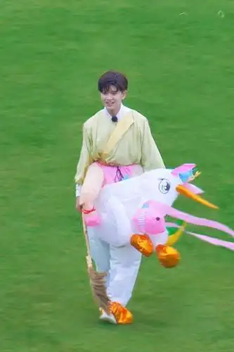 前方多图预警!任嘉伦鸡条路透变身小超宝莉,最多三岁无误