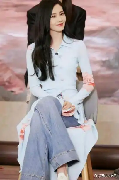 刘诗诗扫楼牛仔裤配"大花毛衣",衣着简单却美得惊艳众人