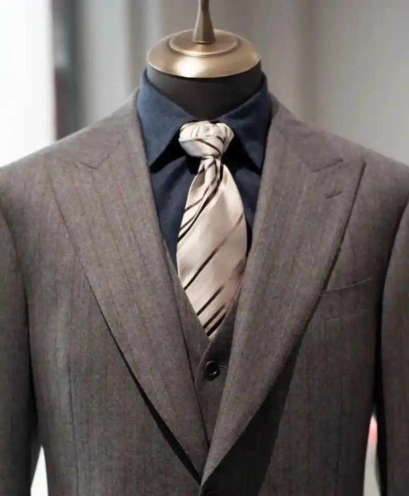 戗驳领.比平驳领有气势,大多数用干礼服(如:燕尾服,英式塔士 - 抖音