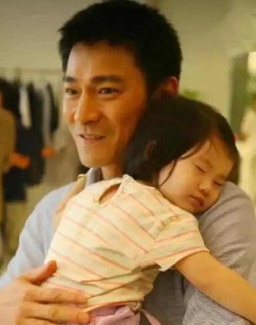 刘德华夫妇罕见合体,穿情侣装去看女儿表演,56岁朱丽倩近状超好