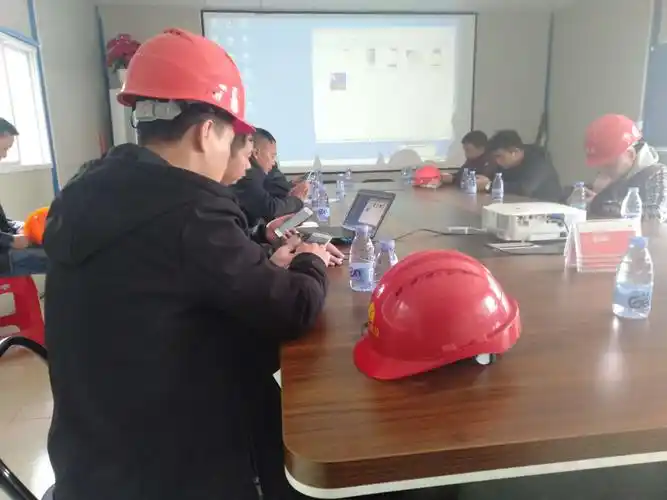 凯景悦公馆工地3月16日召开高空坠物防范措施及安全交底会议!